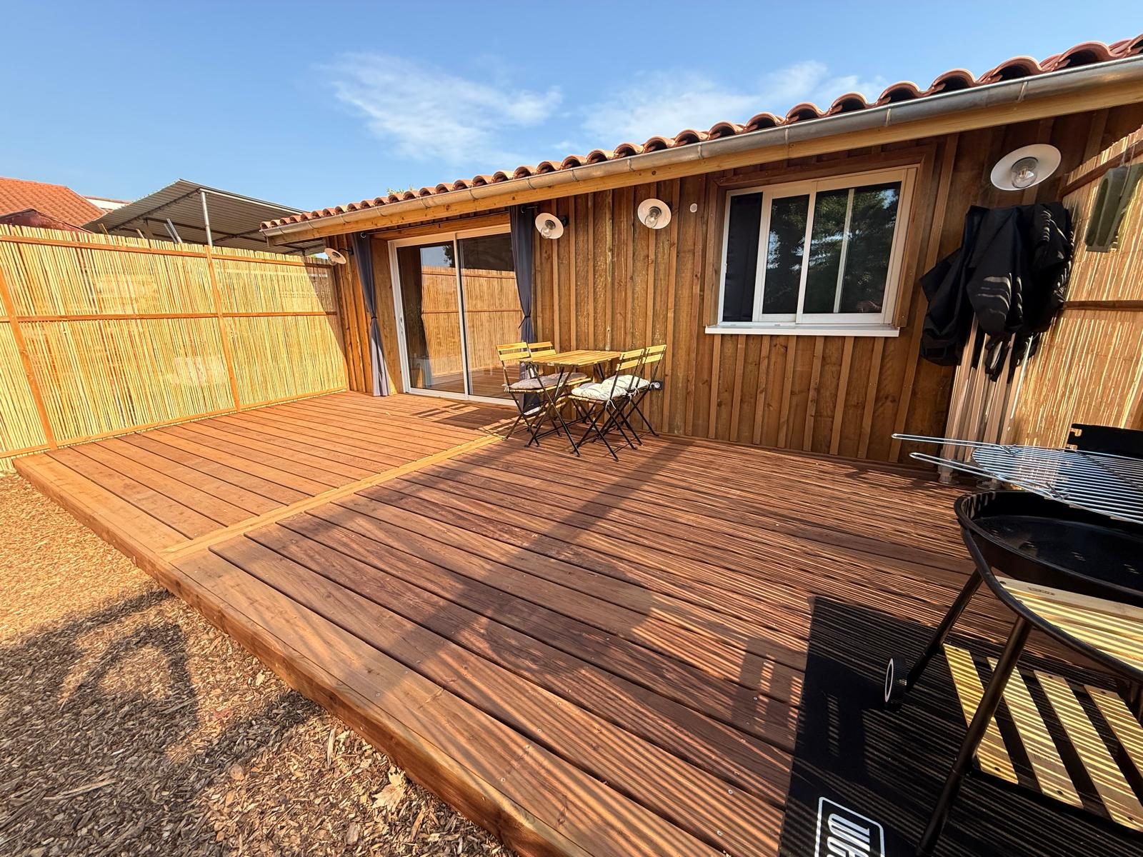 Terrasse en bois en fin de journée
