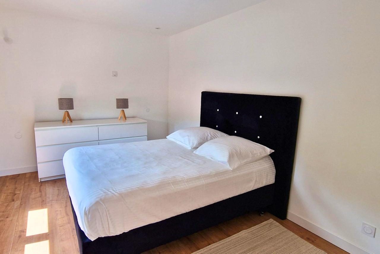 Chambre sobre, parquet clair