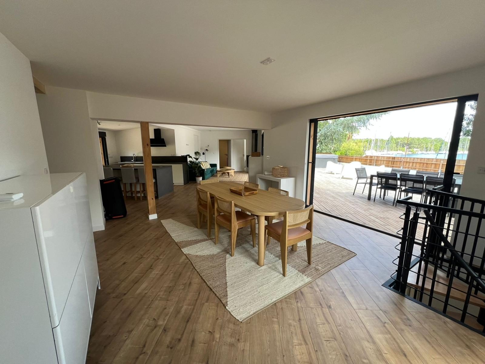Salle à manger ouverte sur la terrasse d'une maison à Biscarrosse