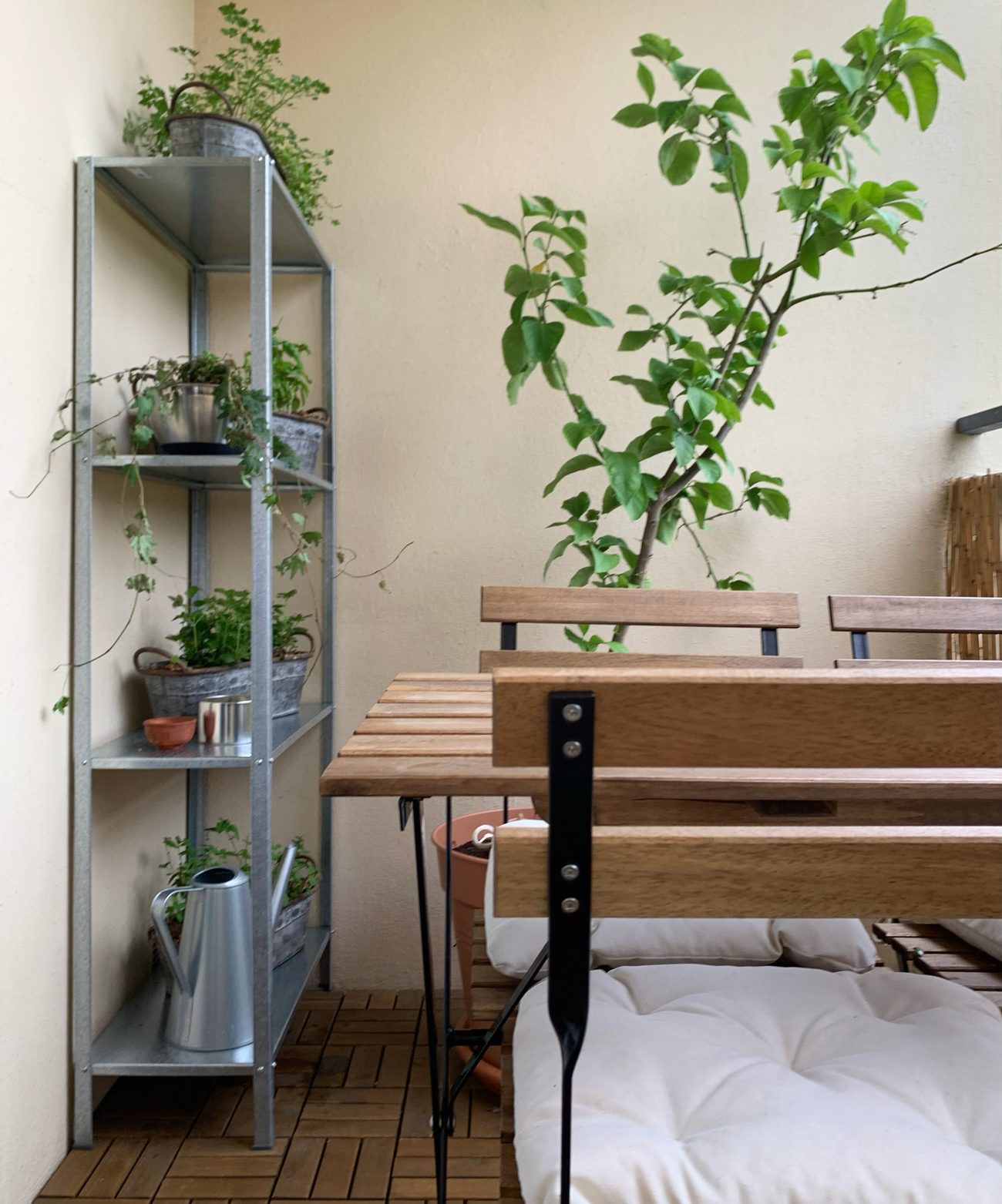 Balcon aménagé d'un appartement toulousain, caillebotis bois et végétation